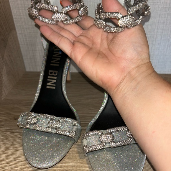 Gianni Bini the Vivvia Court Rhinestone Chain Detail Dress Grey Sandals Size 9.5 - Picture 10 of 15